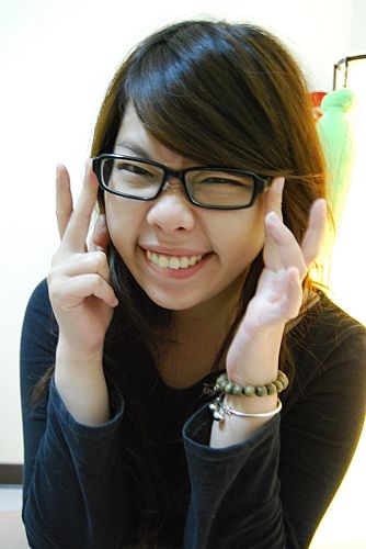 <b>Katy Mok</b>，生於香港，目前就讀於台灣國立中央大學中文系，旅居台北及洛杉磯。 - 006